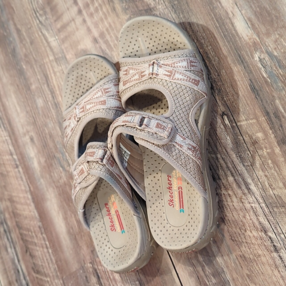 Woman's size 7 Skechers sandals - Picture 3 of 6